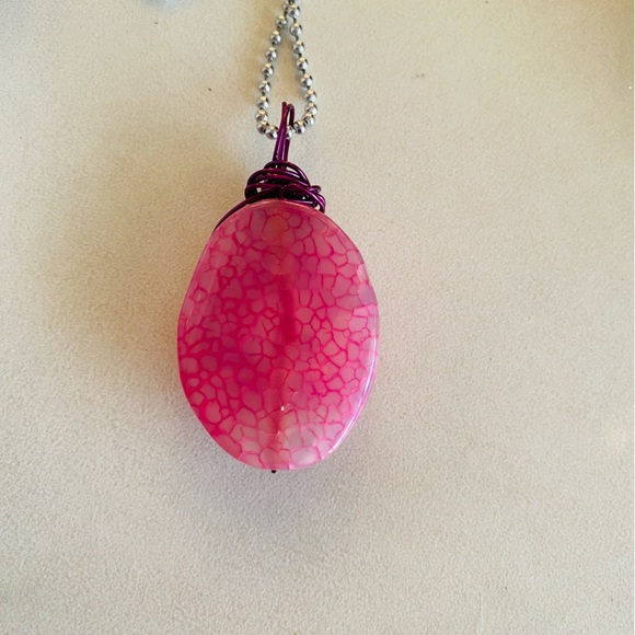 Pink Dragons Vein Agate gemstone wire wrapped pendant necklace with heart charm - Picture 3 of 8